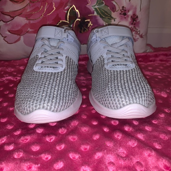 nike revolution 4 flyease women's running shoe